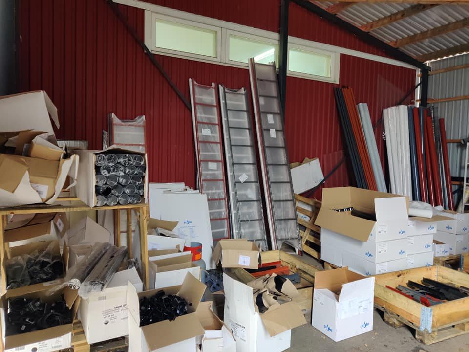 Kattoturvatuotteet varastossa Hämeenlinnassa – tikkaat, kourut ja lumiesteet