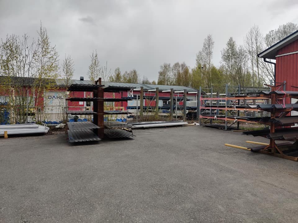 Sadevesijärjestelmät ja peltituotteet ulkovarastossa Hämeenlinnassa