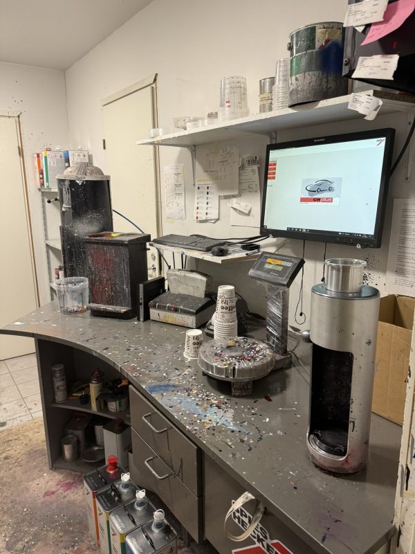 Automaalien sekoitusasema ja värityöpiste Hämeenlinnassa