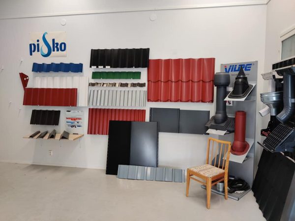 Pisko ja Vilpe kattoturvatuotteet näytillä myymälässä Hämeenlinnassa