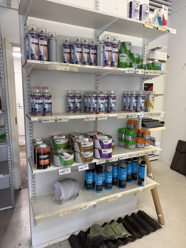Syrox, Q-Refinish ja MaxiMeyer automaalisprayt myymälässä Hämeenlinnassa